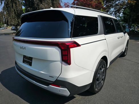Used 2025 Kia Carnival EX FWD image 4