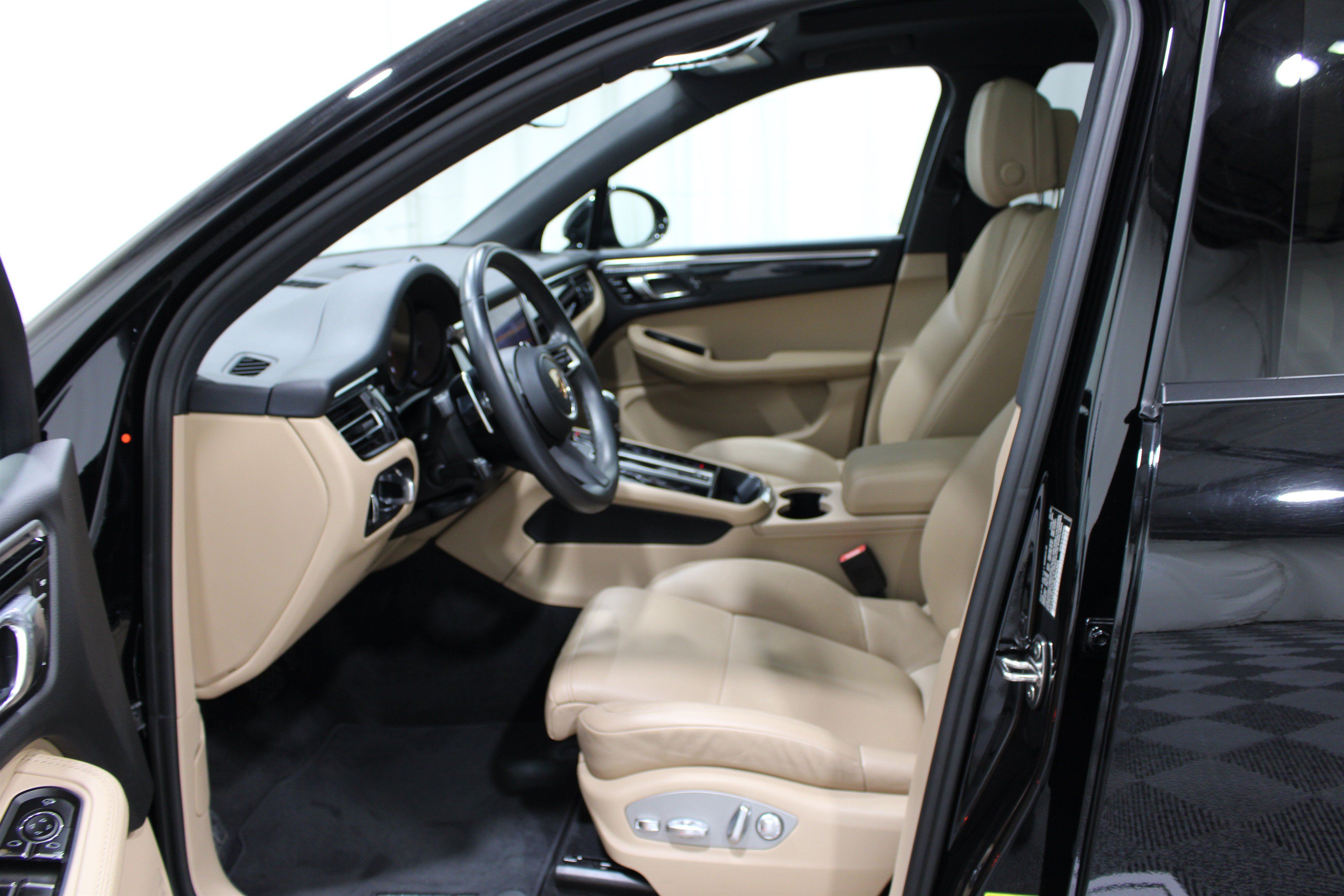 Used 2024 Porsche Macan AWD/4WD image 3