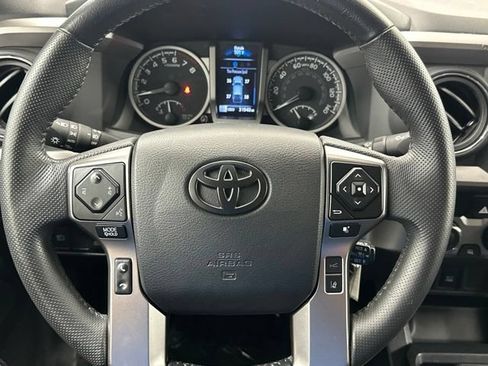 Used 2022 Toyota Tacoma SR5 AWD/4WD image 14