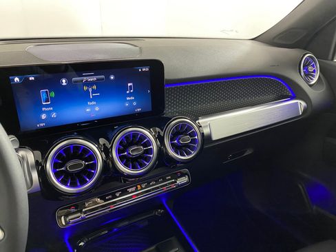 New 2025 Mercedes-Benz GLB 250 4MATIC image 23