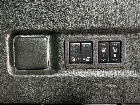 Used 2024 GMC Yukon Denali w/ Denali Reserve Package image 13