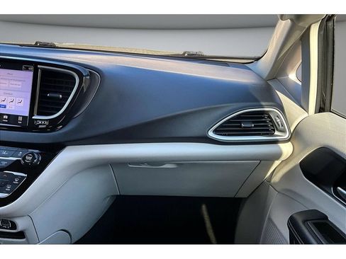 Used 2024 Chrysler Pacifica Touring-L FWD image 46