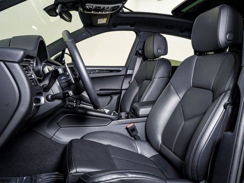 Certified 2025 Porsche Macan image 5