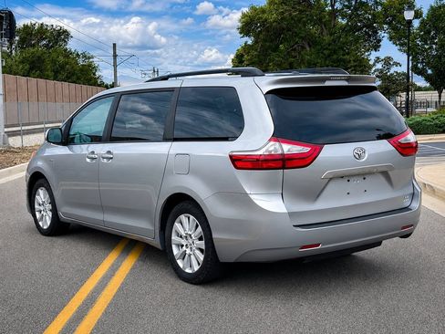 Used 2017 Toyota Sienna LE AWD/4WD image 3