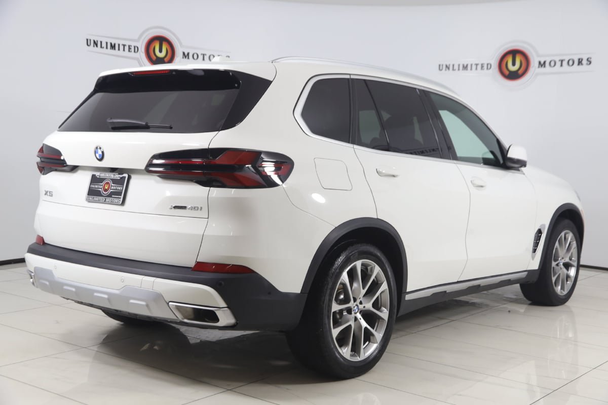 Used 2024 BMW X5 xDrive40i w/ Parking Assistance Package AWD/4WD image 3