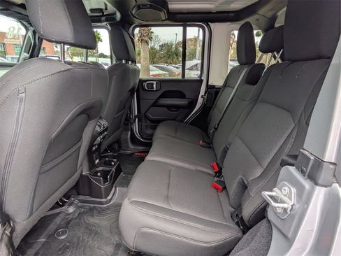 Used 2018 Jeep Wrangler Unlimited Sahara image 14
