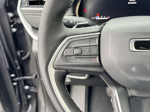 New 2025 Jeep Grand Cherokee Altitude image 24