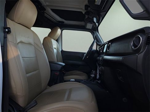Used 2019 Jeep Wrangler Unlimited Sahara image 15