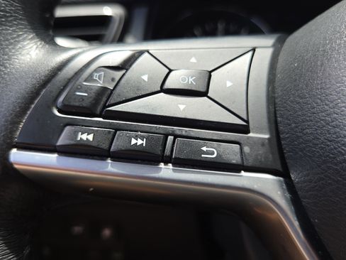Used 2018 Nissan Rogue SV w/ Premium Package FWD image 25