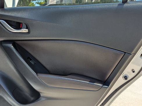 Used 2018 MAZDA MAZDA3 Touring FWD image 18