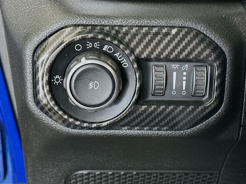 Used 2019 Jeep Wrangler Unlimited Sahara AWD/4WD image 16
