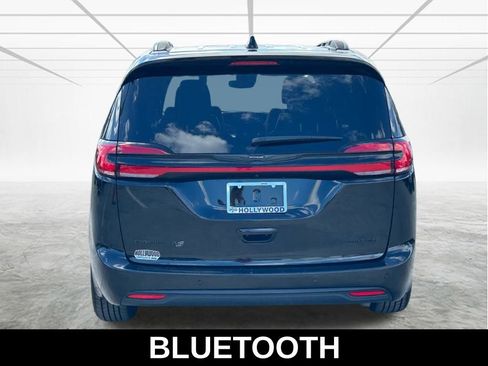 Used 2025 Chrysler Pacifica Limited image 5