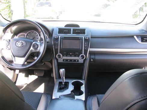 Used 2014 Toyota Camry SE image 16