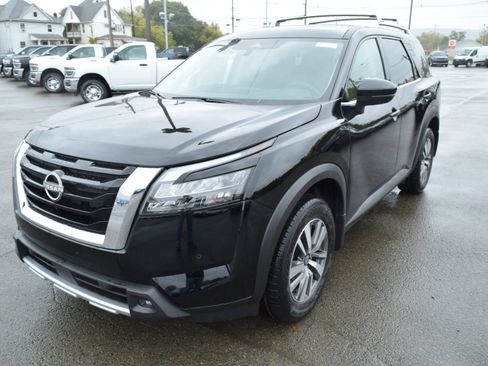 Used 2025 Nissan Pathfinder SL image 2