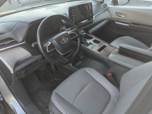 Used 2021 Toyota Sienna XLE image 13