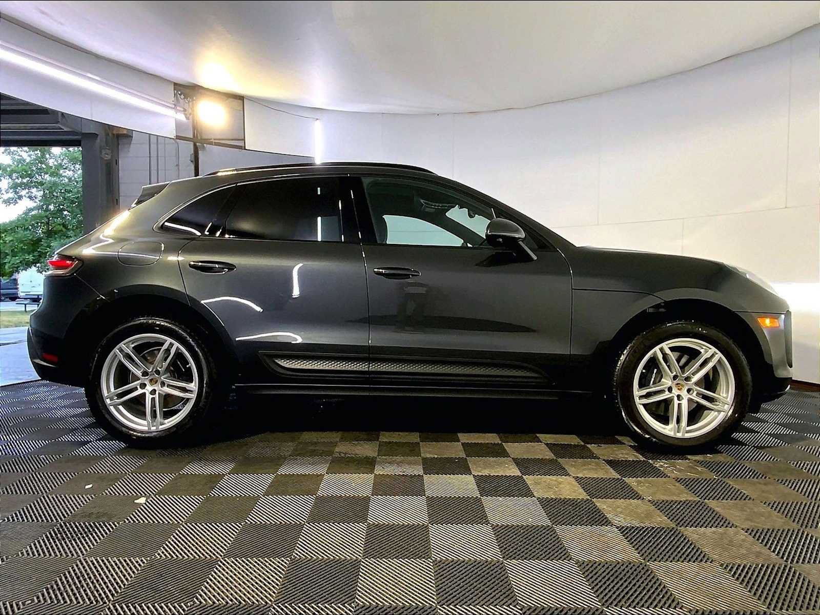 Used 2026 Porsche Macan AWD/4WD image 8