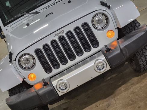Used 2018 Jeep Wrangler Unlimited Sahara AWD/4WD image 19