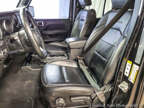 Used 2018 Jeep Wrangler Unlimited Sahara AWD/4WD image 8