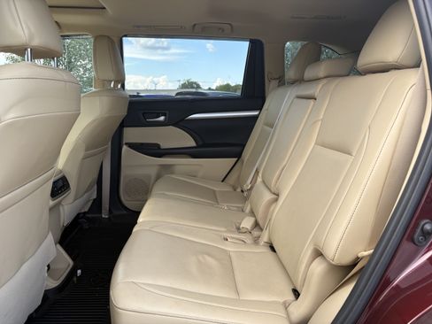 Used 2019 Toyota Highlander XLE FWD image 5