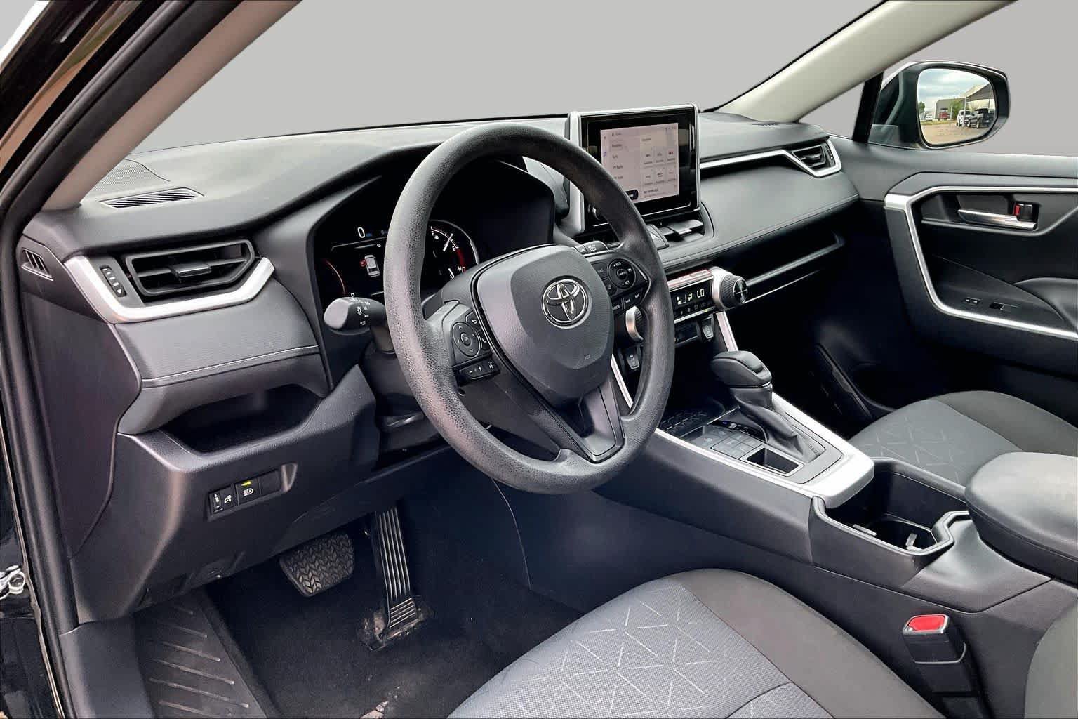 Used 2025 Toyota RAV4 XLE AWD/4WD image 16