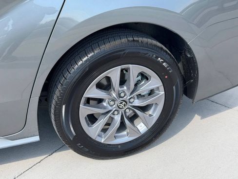 Used 2026 Toyota Sienna XLE FWD image 13