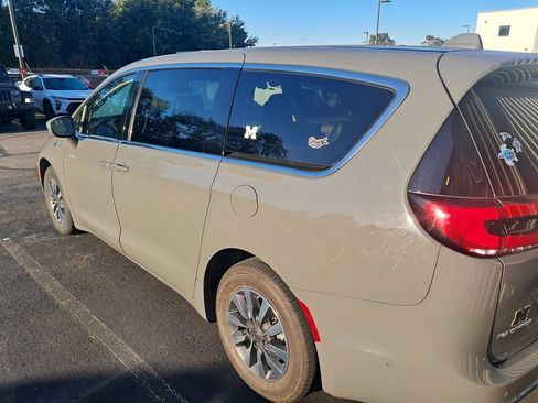 Used 2022 Chrysler Pacifica Touring-L w/ Uconnect Theater Family Group FWD image 8