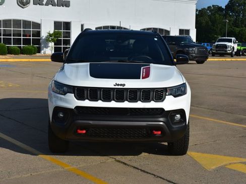 Used 2025 Jeep Compass Trailhawk AWD/4WD image 2