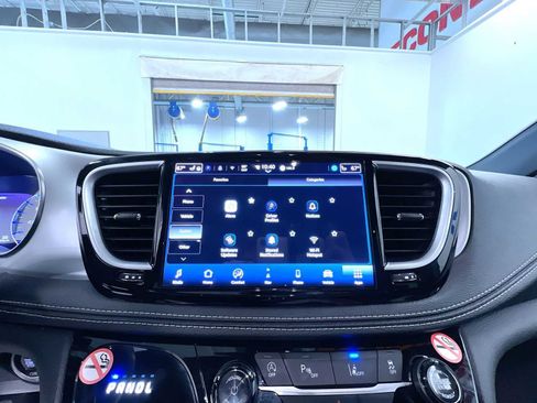 Used 2025 Chrysler Pacifica Limited FWD image 26