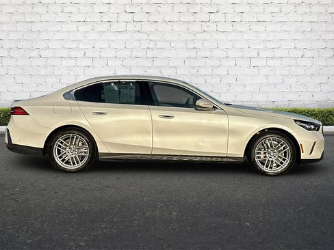 Used 2024 BMW 530i image 3