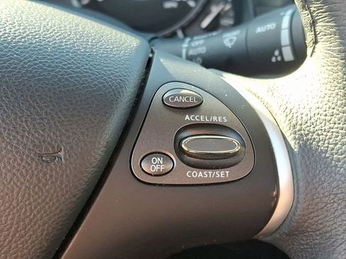 Used 2017 INFINITI Q70 L 3.7 image 25