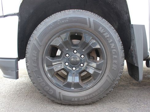 Used 2018 Chevrolet Silverado 1500 LT w/ All Star Edition image 41