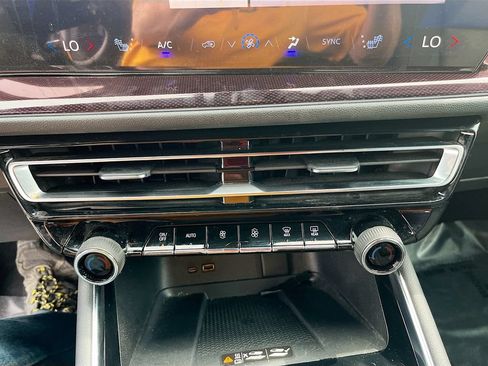 Used 2025 Chevrolet Traverse Z71 w/ Driver Confidence Package AWD/4WD image 16