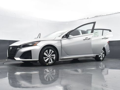 Used 2024 Nissan Altima 2.5 S FWD image 24