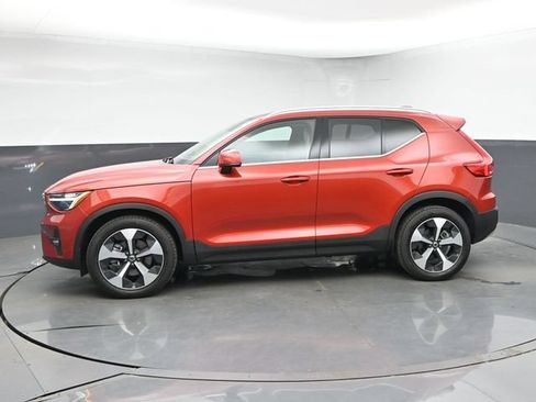 Used 2025 Volvo XC40 B5 Plus AWD/4WD image 6