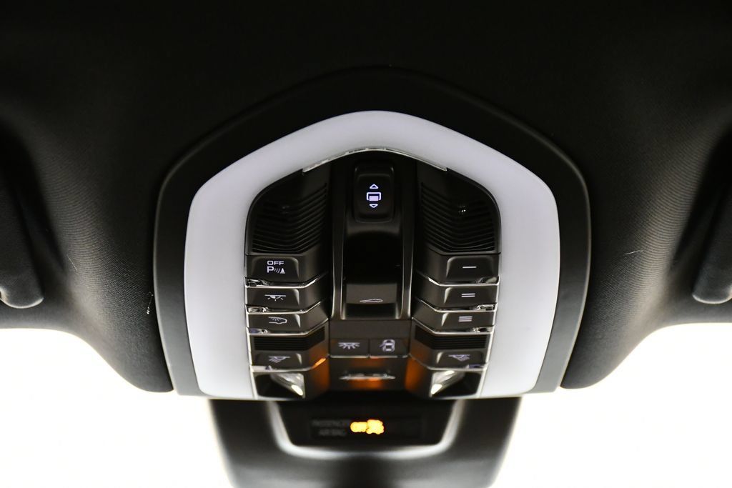 Certified 2026 Porsche Macan AWD/4WD image 24