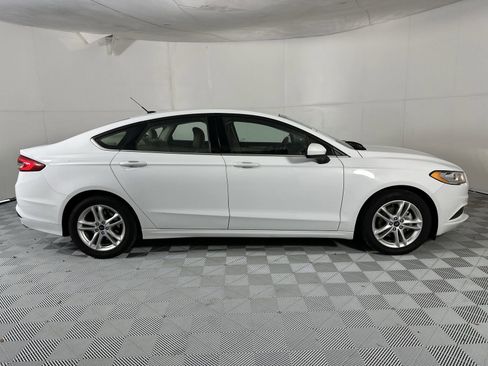 Used 2018 Ford Fusion SE w/ Fusion SE Technology Package FWD image 9