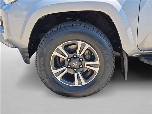 Used 2017 Toyota Tacoma TRD Sport RWD image 24