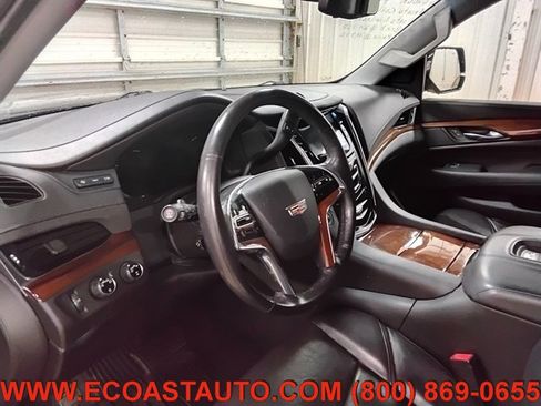 Used 2020 Cadillac Escalade ESV Luxury AWD/4WD image 11
