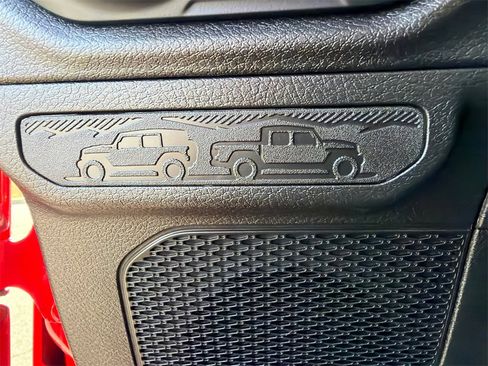 Used 2025 Jeep Gladiator Sport image 23