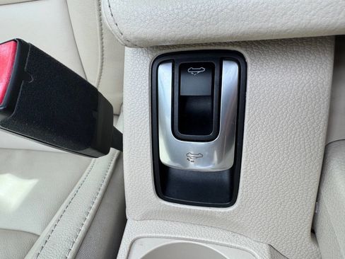 Used 2009 Volkswagen Eos Lux FWD image 16