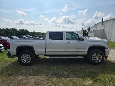 Used 2019 GMC Sierra 2500 Denali w/ Duramax Plus Package AWD/4WD image 9