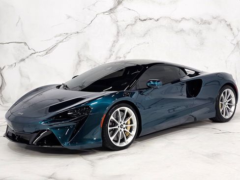Used 2023 McLaren Artura image 10