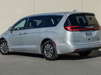 Used 2022 Chrysler Pacifica Touring-L video 3