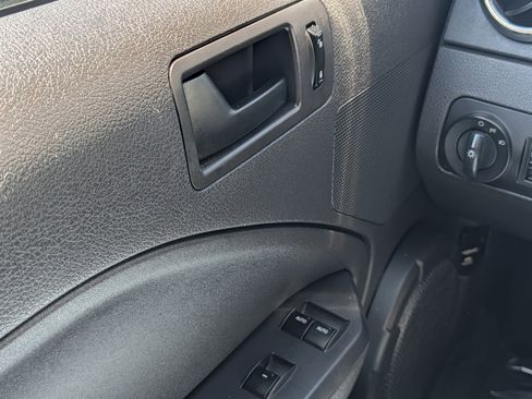 Used 2005 Ford Mustang Deluxe image 20