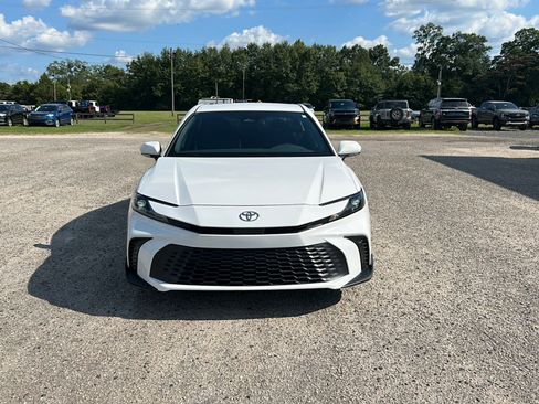 Used 2025 Toyota Camry SE FWD image 4