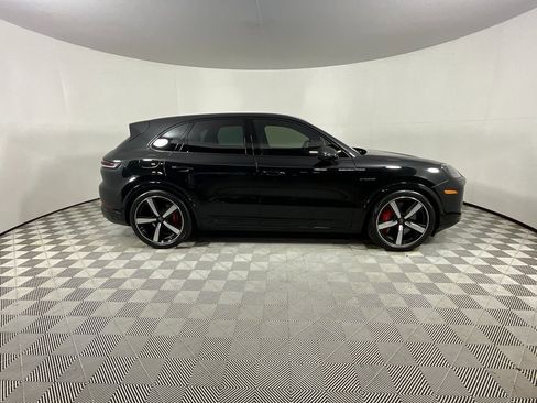 Used 2025 Porsche Cayenne Turbo image 5