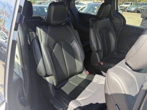 Used 2023 Chrysler Pacifica Touring-L w/ S Appearance Package image 16