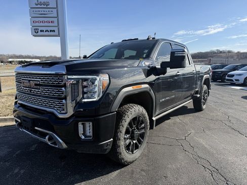 Used 2022 GMC Sierra 2500 Denali w/ Denali Black Diamond Edition image 2