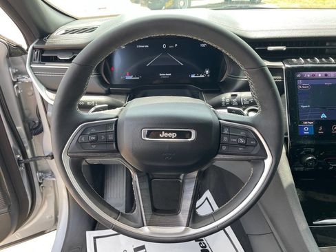 Used 2024 Jeep Grand Cherokee Limited w/ Black Appearance Package RWD image 18