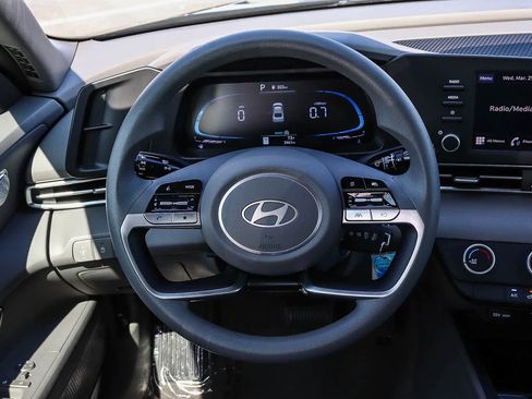 Used 2025 Hyundai Elantra SE w/ Cargo Package image 17